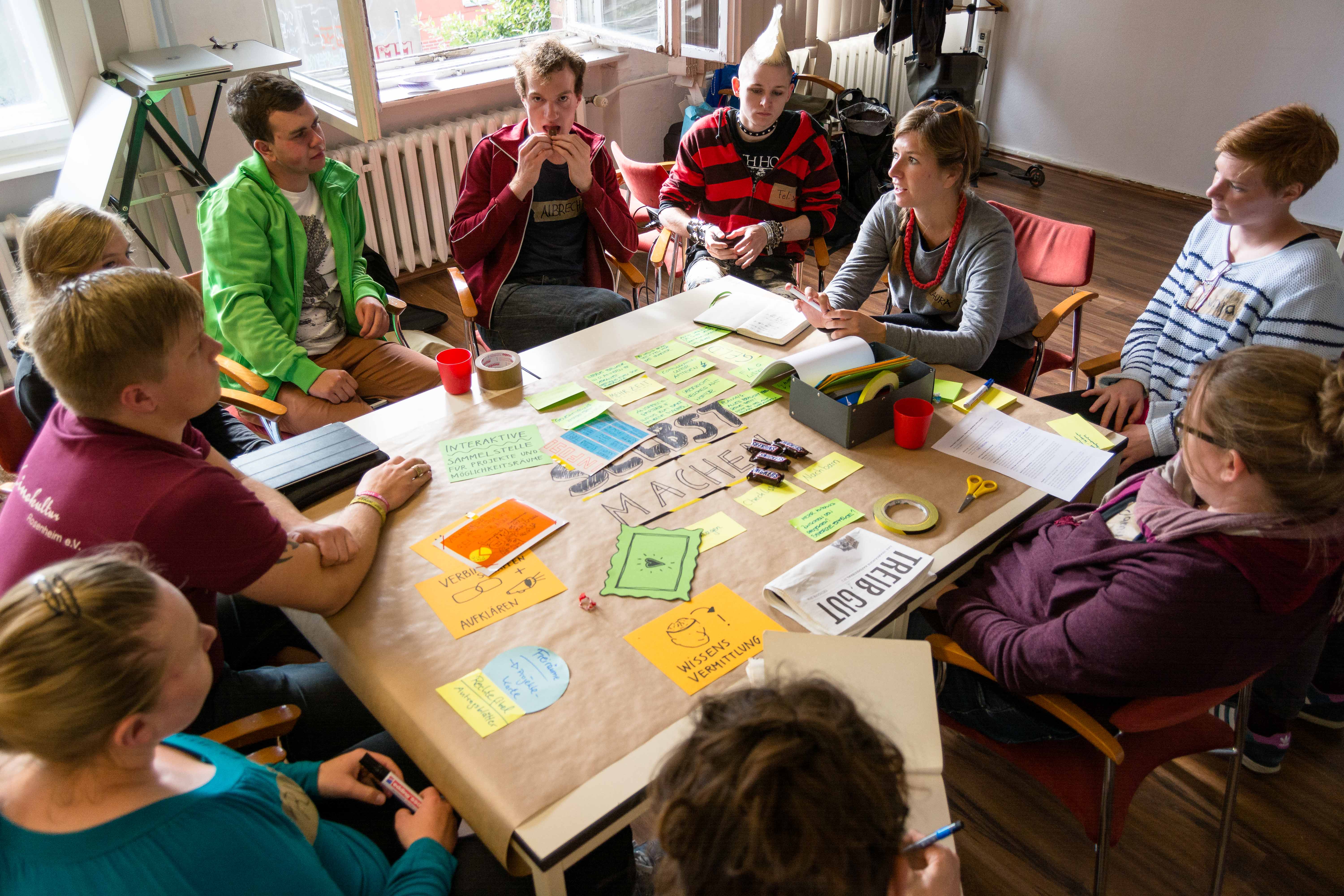Teilnehmer sitzen in Runde