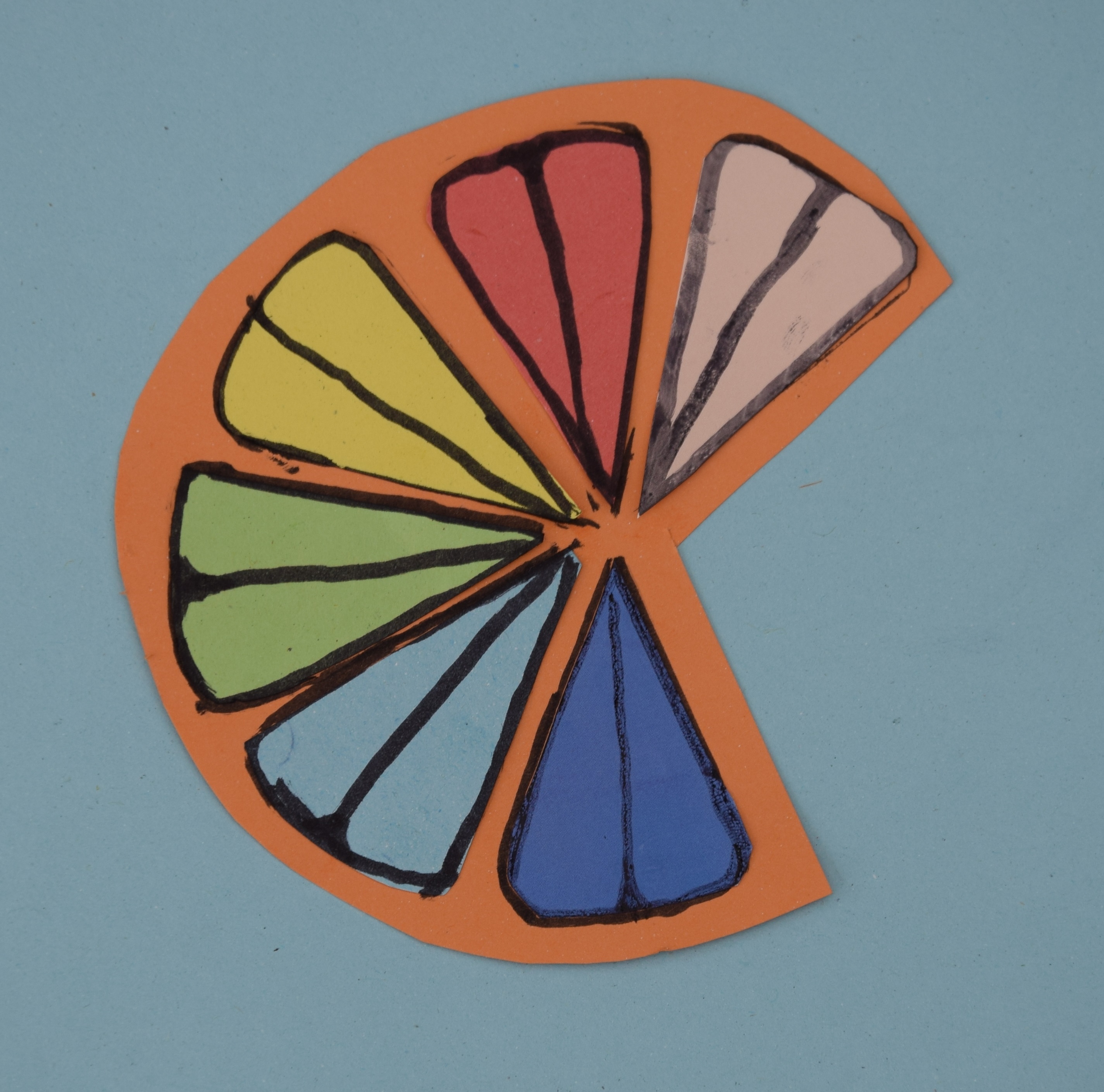 Scherenschnitt von einer Orange mit verschiedenfarbigem Fruchtfleisch