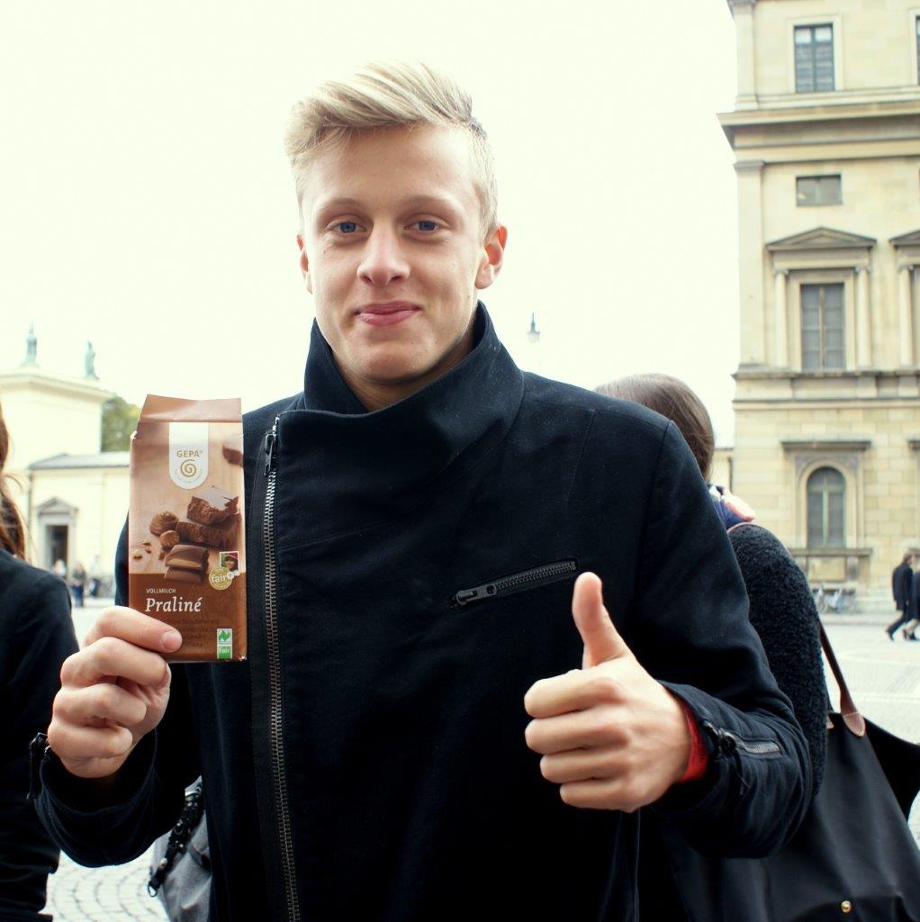 Tobias Schupfinger probiert faire Schokolade. Foto: Annika Althoff