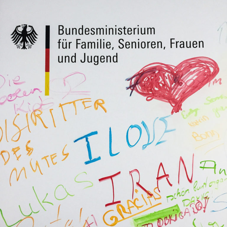 BMFSFJ Logo auf einer Malwand