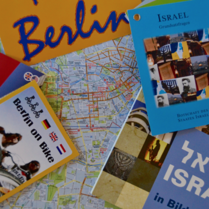 Zeitschriften und Flyer auf einem Tisch. Thema: Israel und Berlin.