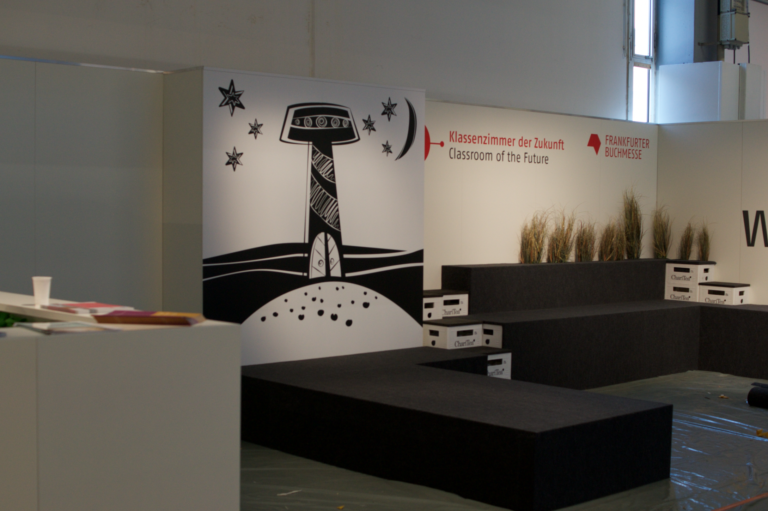 Das Logo des Klassen hinter einer Kulisse von Stufen.