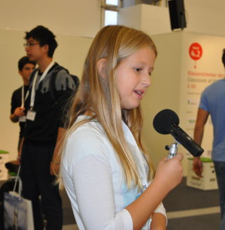 Pia interviewt die verschiedenen Stationen im Klassenzimmer