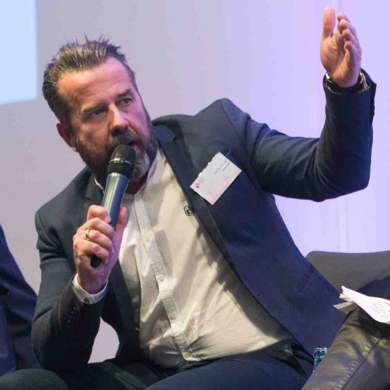 Dirk Benninghoff redet bei einer Podiumsdiskussion auf den Jugendmedientagen 2016: Foto: Jonas Walzberg