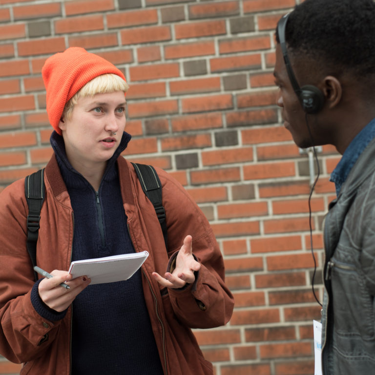 Redakteurin Eva Schulze befragt einen Teilnehmer der Tour
