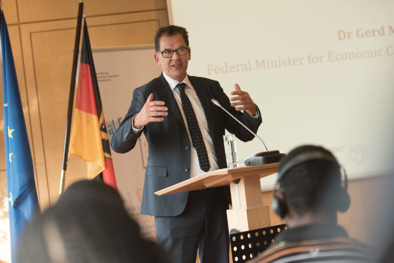 Bindesminister Gerd Müller spricht vor den Teilnehmenden des Rural Future Labs