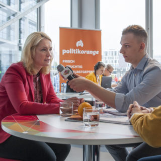Manuela Schwesig stellt sich den Fragen von politikorange-Autor Alexander (rechts).