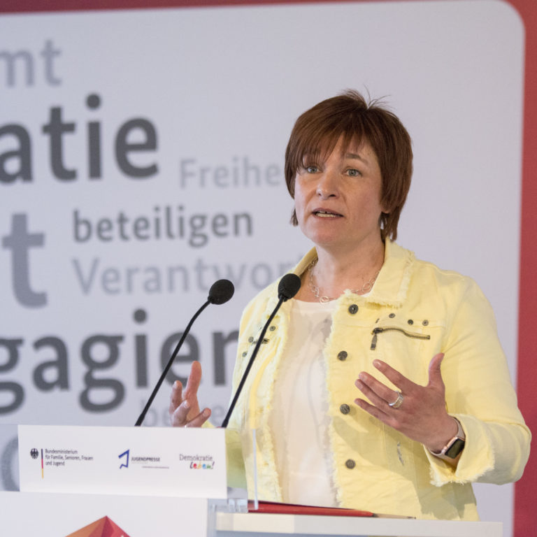 Die parlamentarische Staatssekretärin Caren Marks des Bundesjugendministeriums erklärt den Teilnehmern auf der Abschlussveranstaltung ihren Standpunkt.