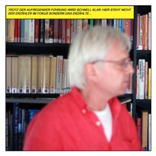 Schönfelder steht vor einem Bücherregal. Trotz der aufregenden Führung wird schnell klar: Hier steht nicht der Erzähler im Fokus sondern das Erzählte.