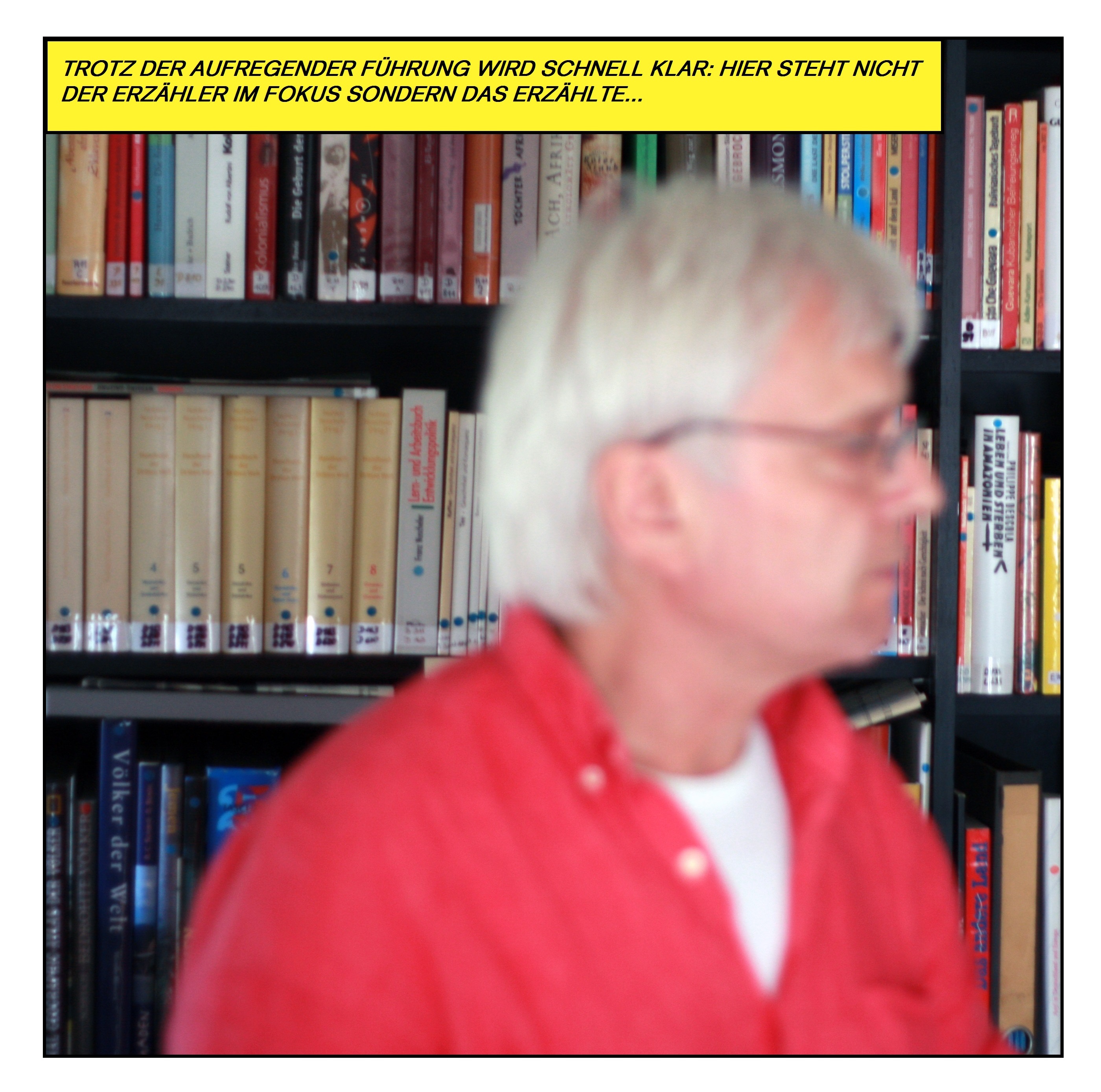 Schönfelder steht vor einem Bücherregal. Trotz der aufregenden Führung wird schnell klar: Hier steht nicht der Erzähler im Fokus sondern das Erzählte.