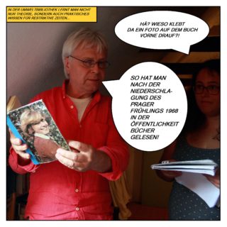 In der Umweltbibliothek lernt man nicht nur Theorie, sondern auch praktisches Wissen für restriktive Zeiten. Schönfelder hält ein Buch hoch, dessen Frontcover mit dem Foto einer jungen Frau überklebt wurde. Die Redakteurin Lea fragt: „Hä? Wieso klebt da ein Foto auf dem Buch vorne drauf?“. Schönfelder antwortet: „So hat man nach der Niederschlagung des Prager Frühlings 1968 in der Öffentlichkeit Bücher gelesen!“