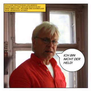 Auch ohne Privatführung von Andreas Schönfelder lohnt sich der Besuch in der Umweltbibliothek. Trotzdem: Was Schönfelder weiß, beeindruckt schwer. Schönfelder, zentral vor einem Kreuzstockfenster stehend, kommentiert: „Ich bin nicht der Held!“