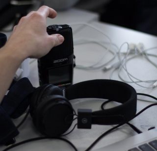 Aufnahmegerät und Kopfhörer braucht man für die Erstellung eines Podcasts.