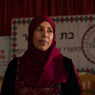 Suheila guckt nachdenklich