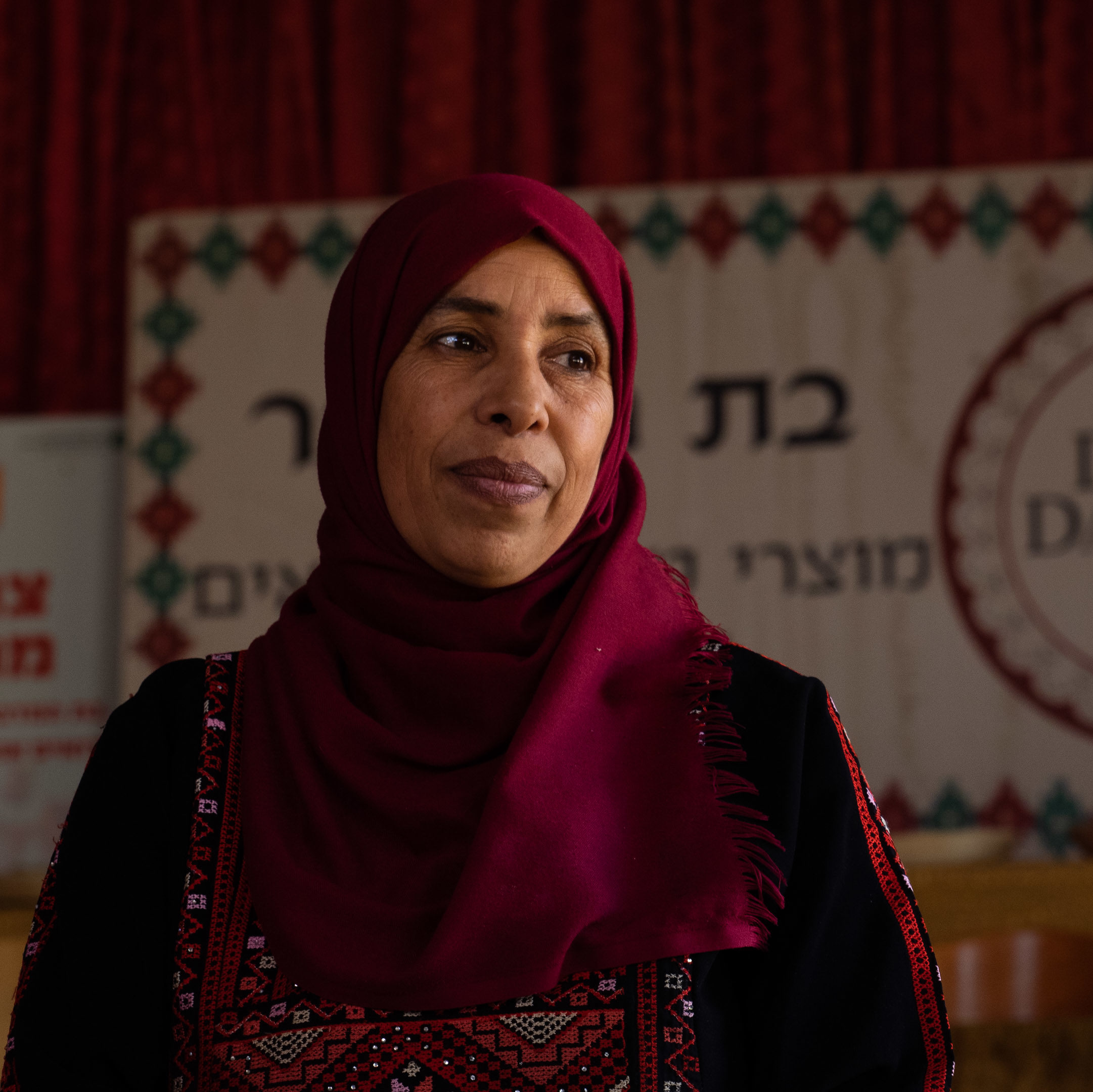 Suheila guckt nachdenklich