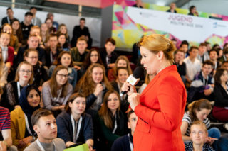 Franziska Giffey tauscht sich mit den Teilnehmenden der Jugendpolitiktage 2019 aus.