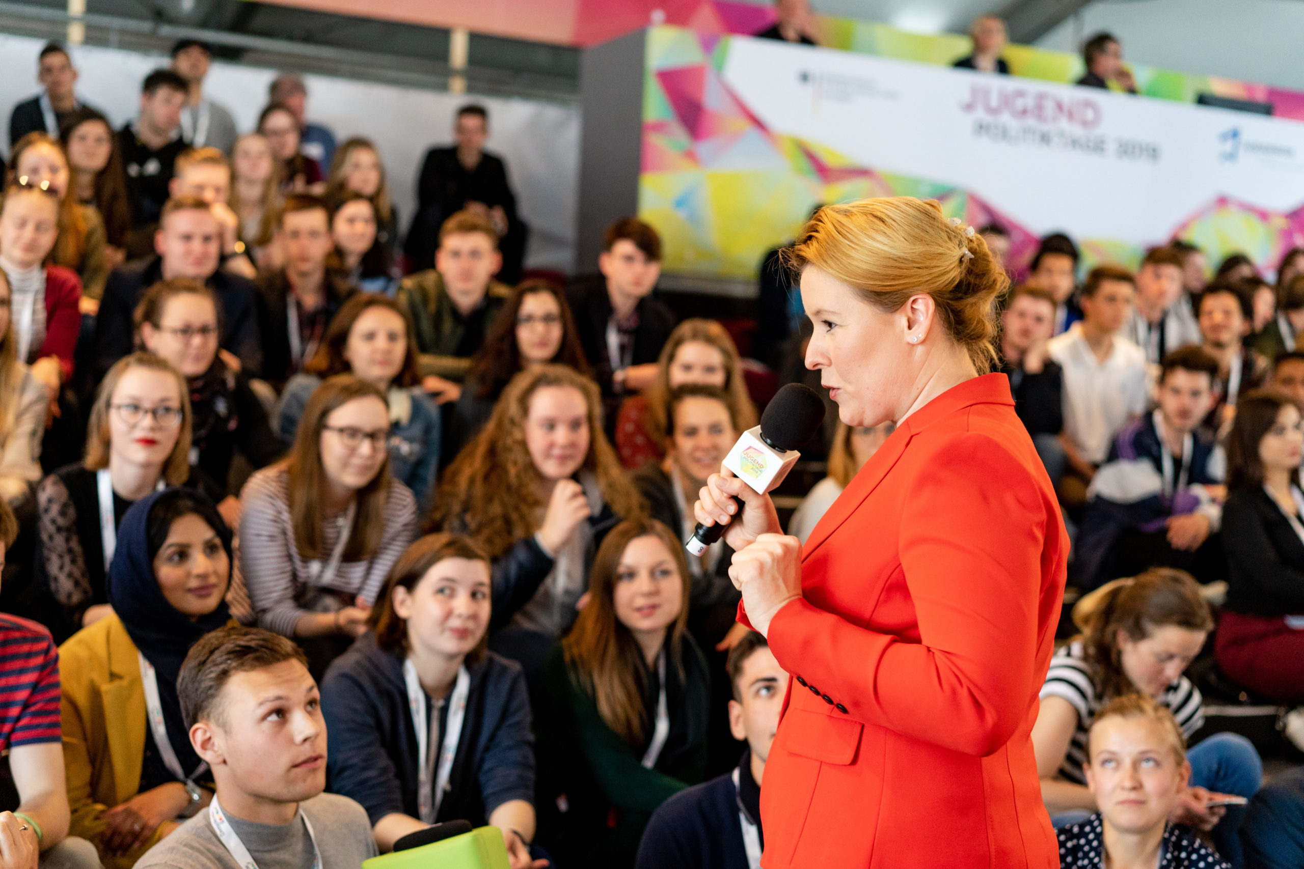 Franziska Giffey tauscht sich mit den Teilnehmenden der Jugendpolitiktage 2019 aus.