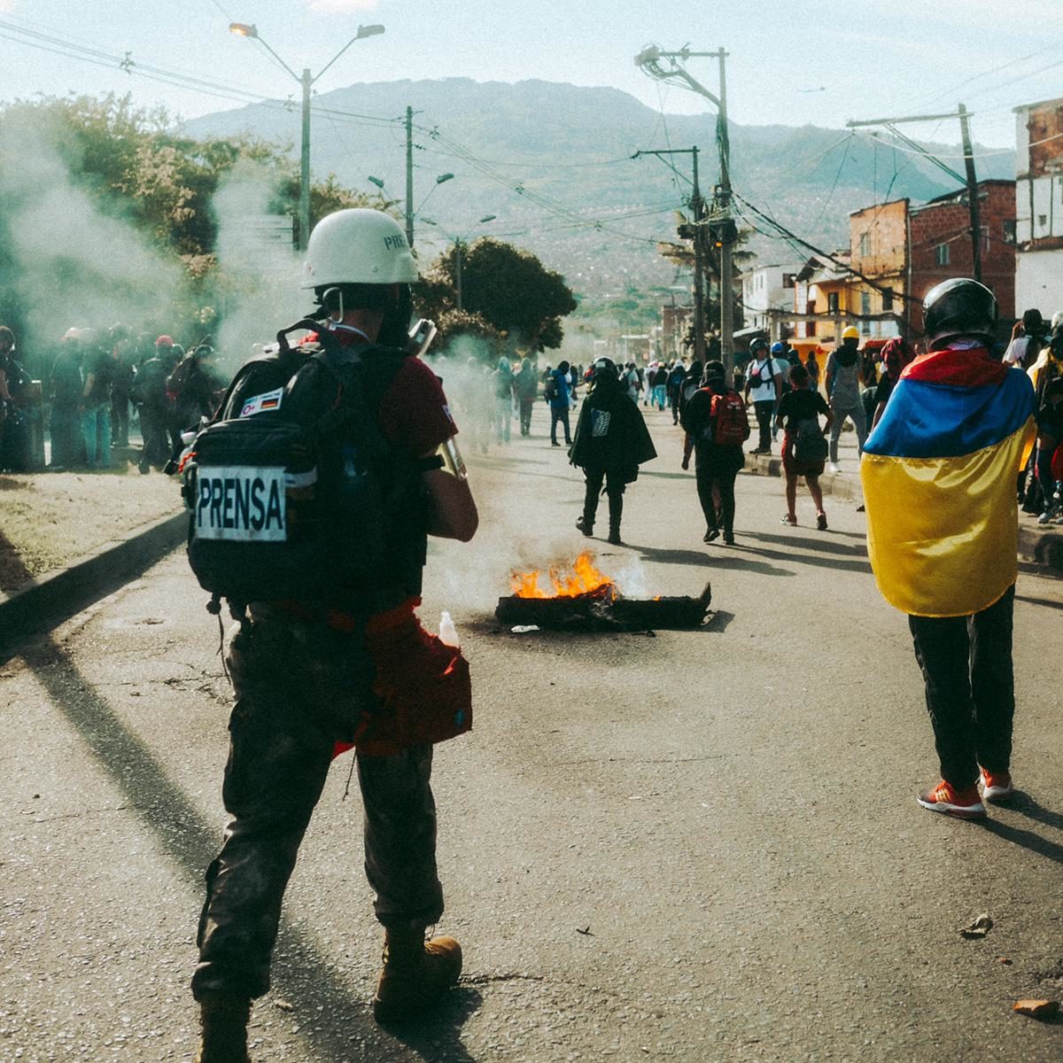 So kann die Arbeitswelt eine*r Journalist*in in Kolumbien aussehen. Foto: Vision ekstase / Bella Christmann