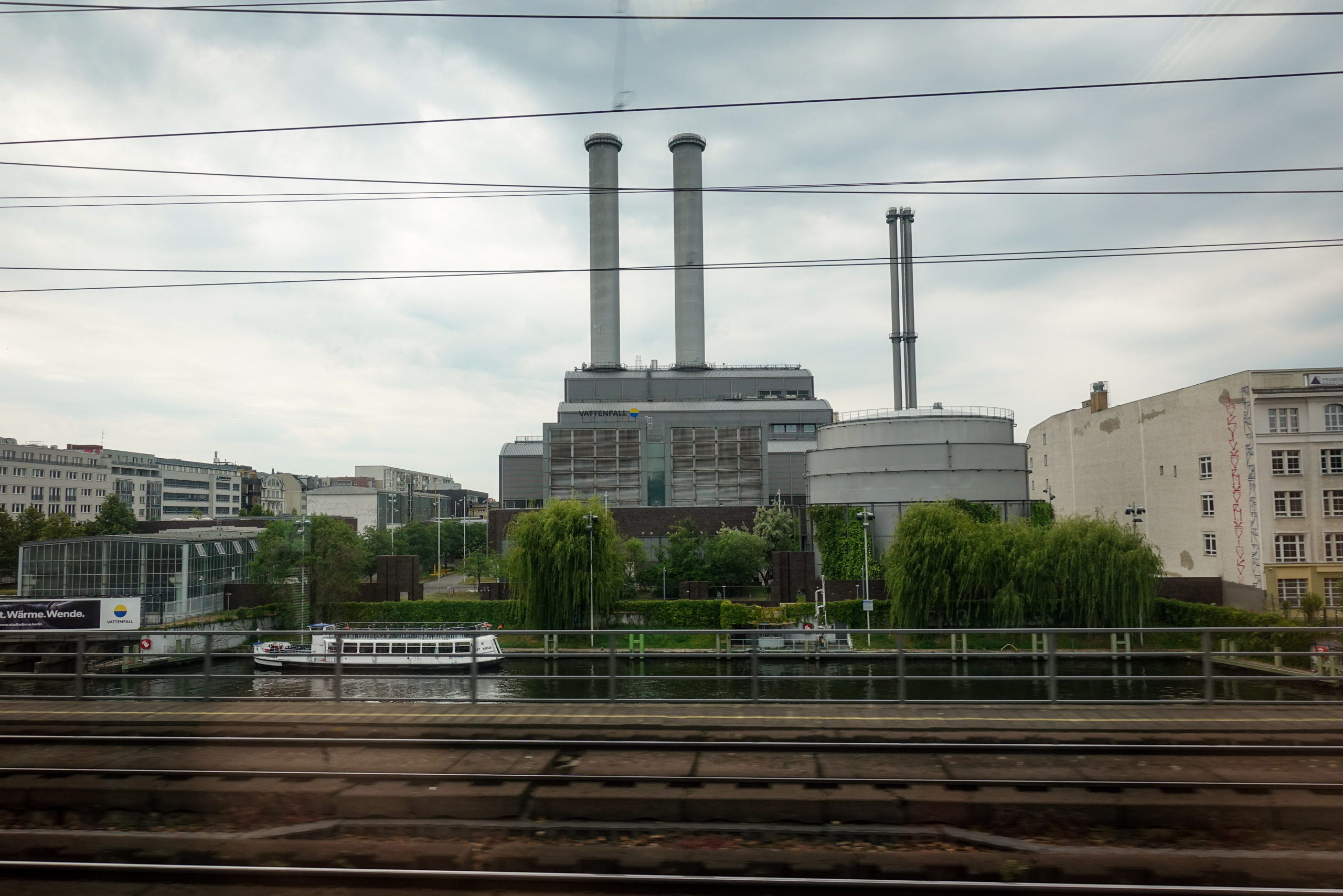 m Herzen von Berlin: Das Heizkraftwerk Mitte des Energiekonzerns Vattenfall. Wie wohl das Kraftwerk vor Cyberangriffen geschützt ist? Foto: Jugendpresse Deutschland.