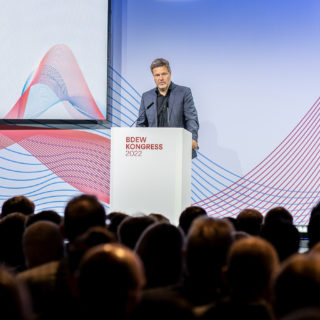 Wirtschaftsminister Robert Habeck steht Antwort zu den klima- und energiepolitischen Herausforderungen am BDEW-Kongress 2022. Foto: Jugendpresse Deutschland / Saad Yaghi.