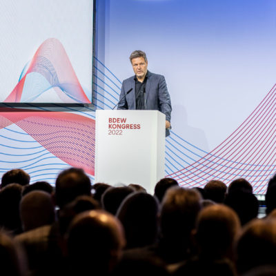 Wirtschaftsminister Robert Habeck steht Antwort zu den klima- und energiepolitischen Herausforderungen am BDEW-Kongress 2022. Foto: Jugendpresse Deutschland / Saad Yaghi.