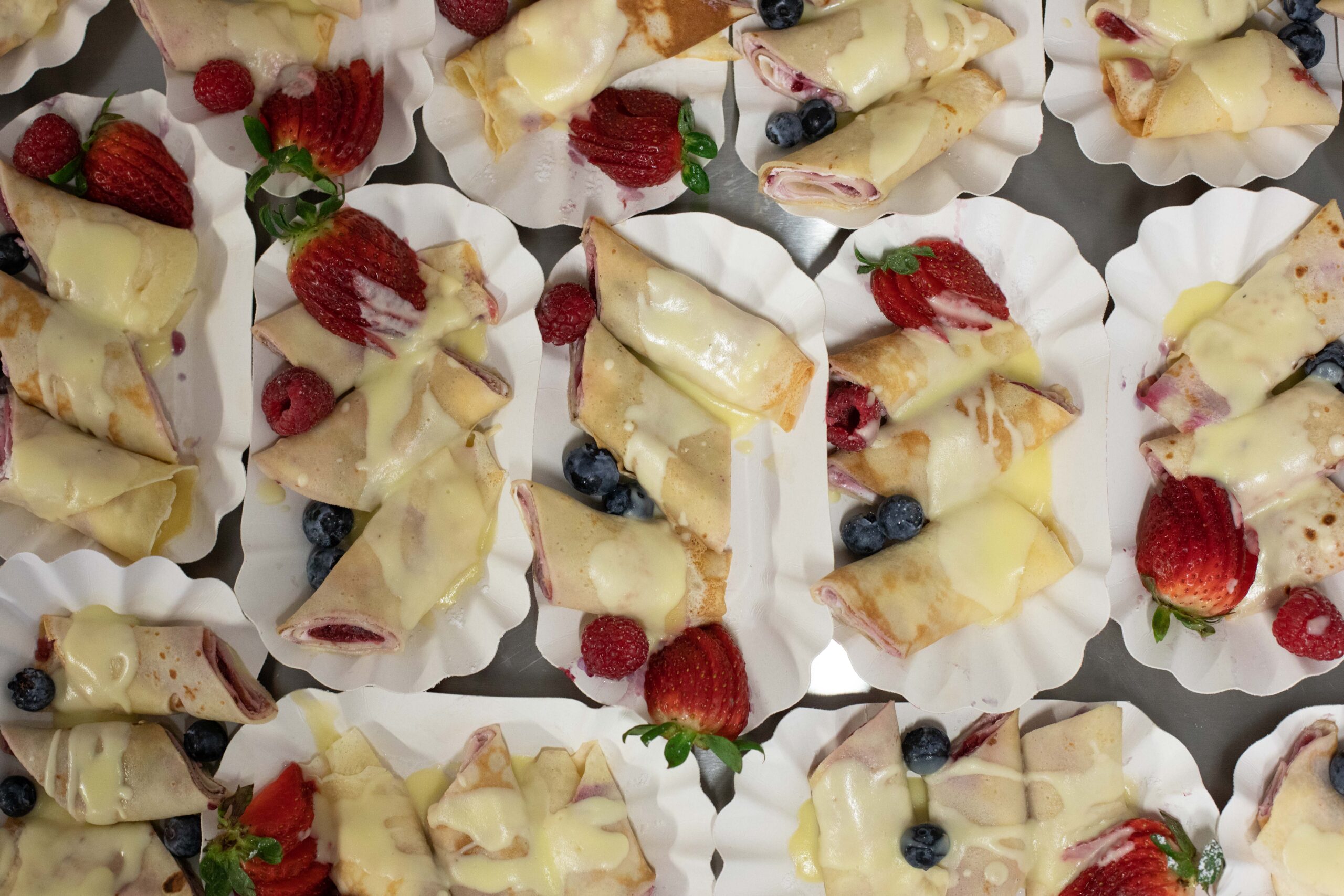 Es sind Teigtaschen mit Weintrauben zu erkennen.