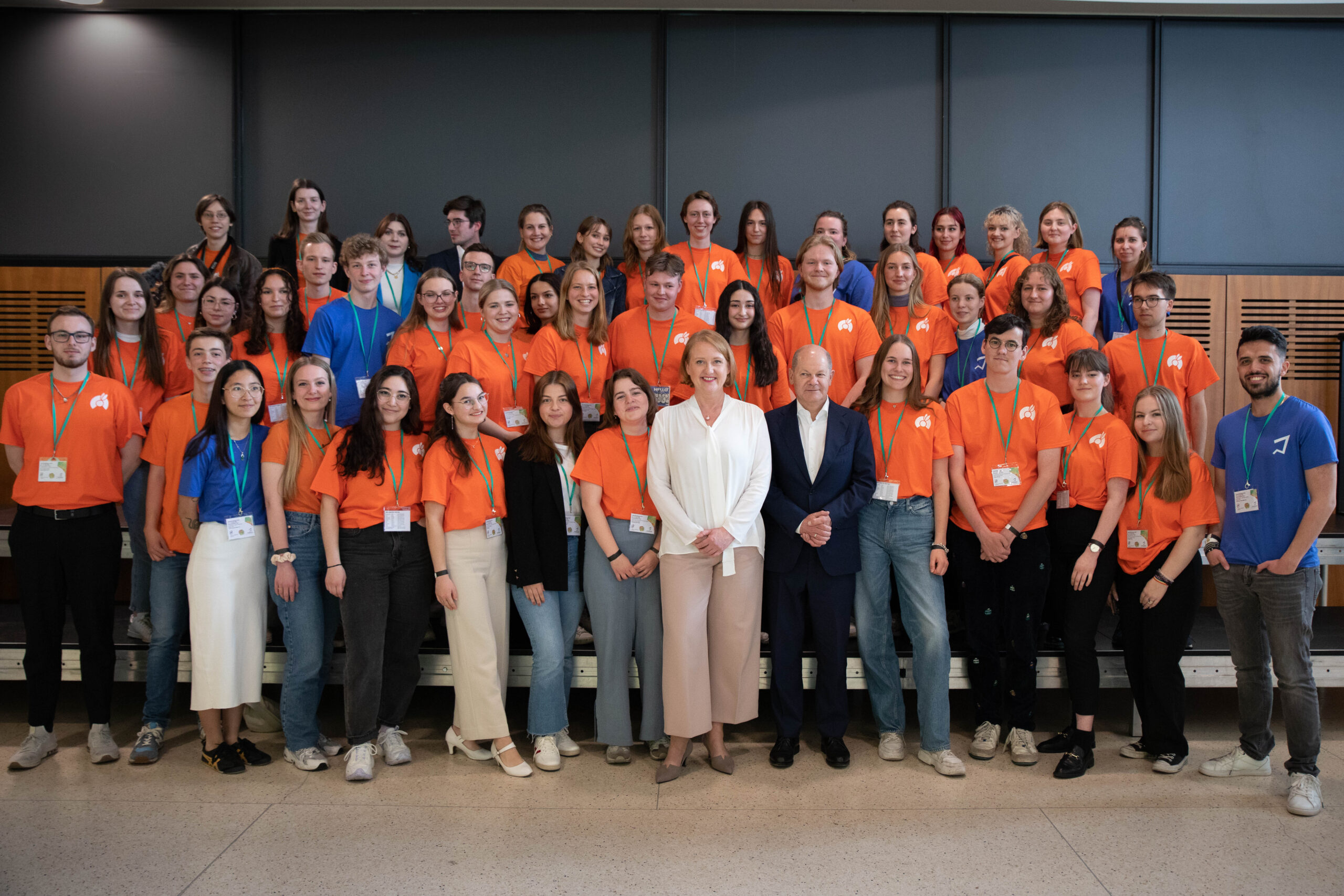 Gruppenbild der politikorange-Redaktion mit Bundesfamilienministerin Lisa Paus und Bundeskanzler Olaf Scholz in der Mitte