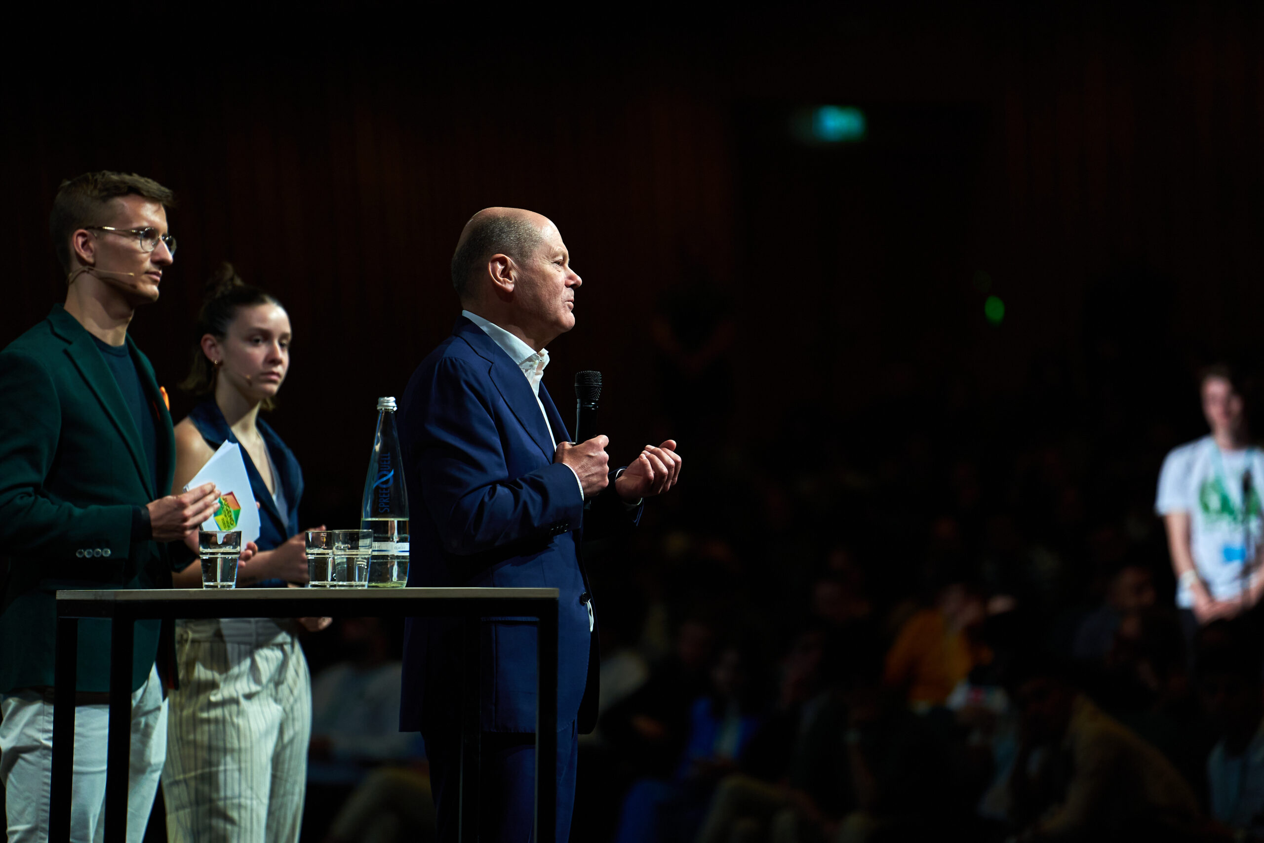 Olaf Scholz spricht zu den Teilnehmenden der JPT