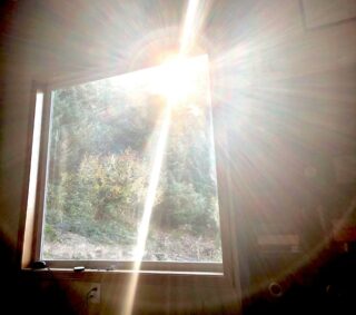 Die Sonne scheint durch ein Fenster. Foto: Jack Thomas/unsplash